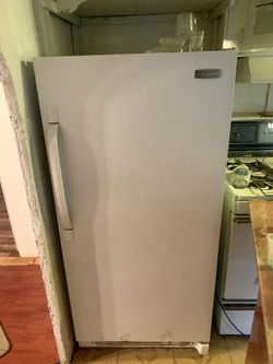 Deep Sea Freezer Stand Up One Each Shelf Has Its Own Coil 🔥🔥🔥🔥🔥🔥 No Scratches And No Dents $150 Right Now That's A Good Deal 🔥🔥👌🏻💎