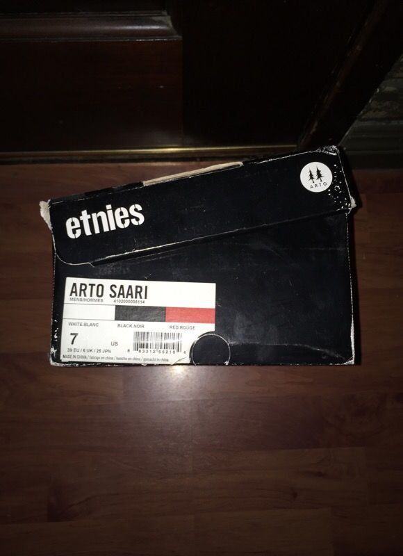 Men's size 7 Arto Saari White Leather Etnies Skate Shoes