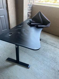 Arozzi Arena Gaming Desk