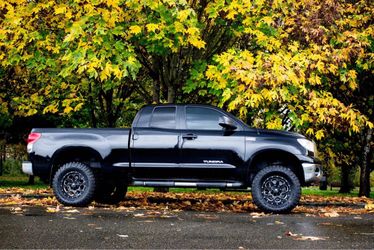 Toyota Tundra Lifted Pickup Truck