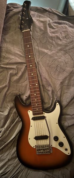 SYNSONICS SERIES ELECTRIC GUITAR 6 STRINGS With Amp And Mic Everything Work