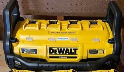 Fast Charger Dewalt, Power station 1800 watts and 4 batteries 5.0Amp.