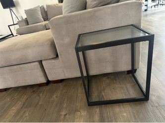 Set of two side tables