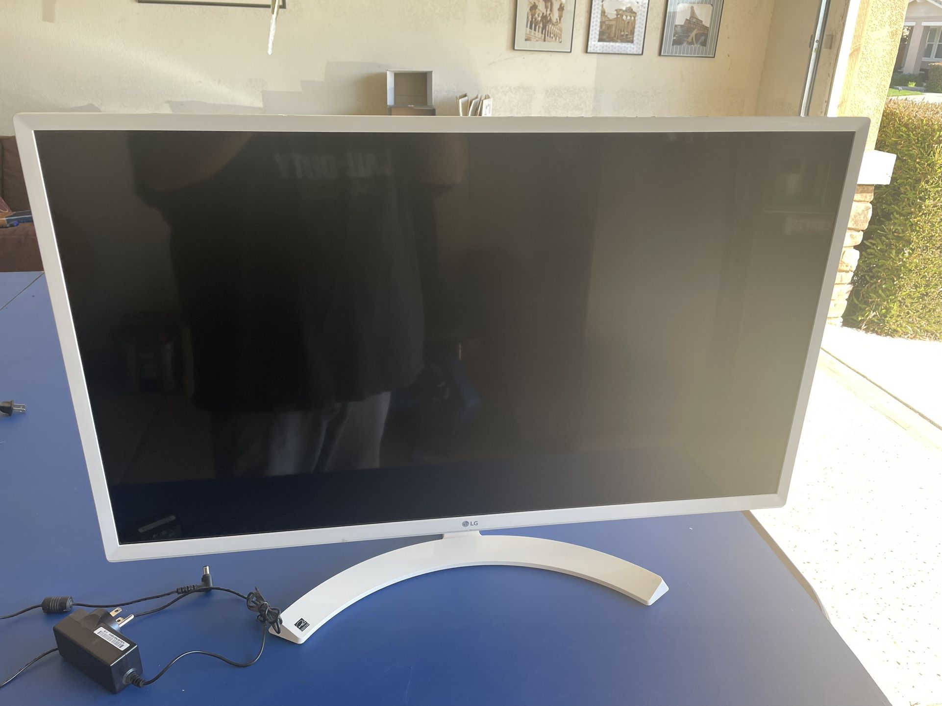 LG Monitor 32in