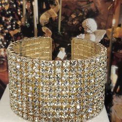 VINTAGE PIECE OF CRYSTAL BRACELET, VERY UNIQUE
