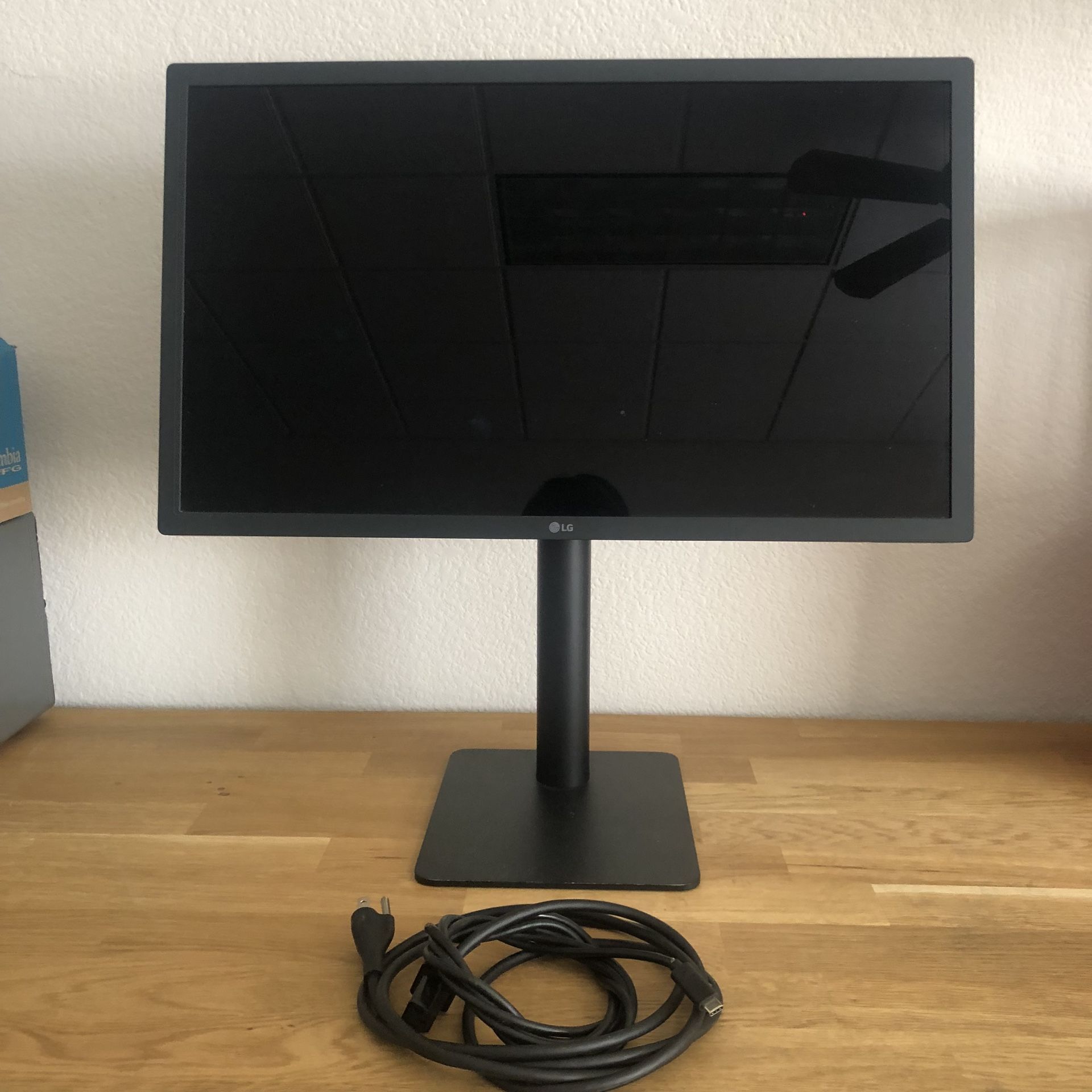 LG 21 Inch Computer Monitor Screen In Like New Condition👍🏻