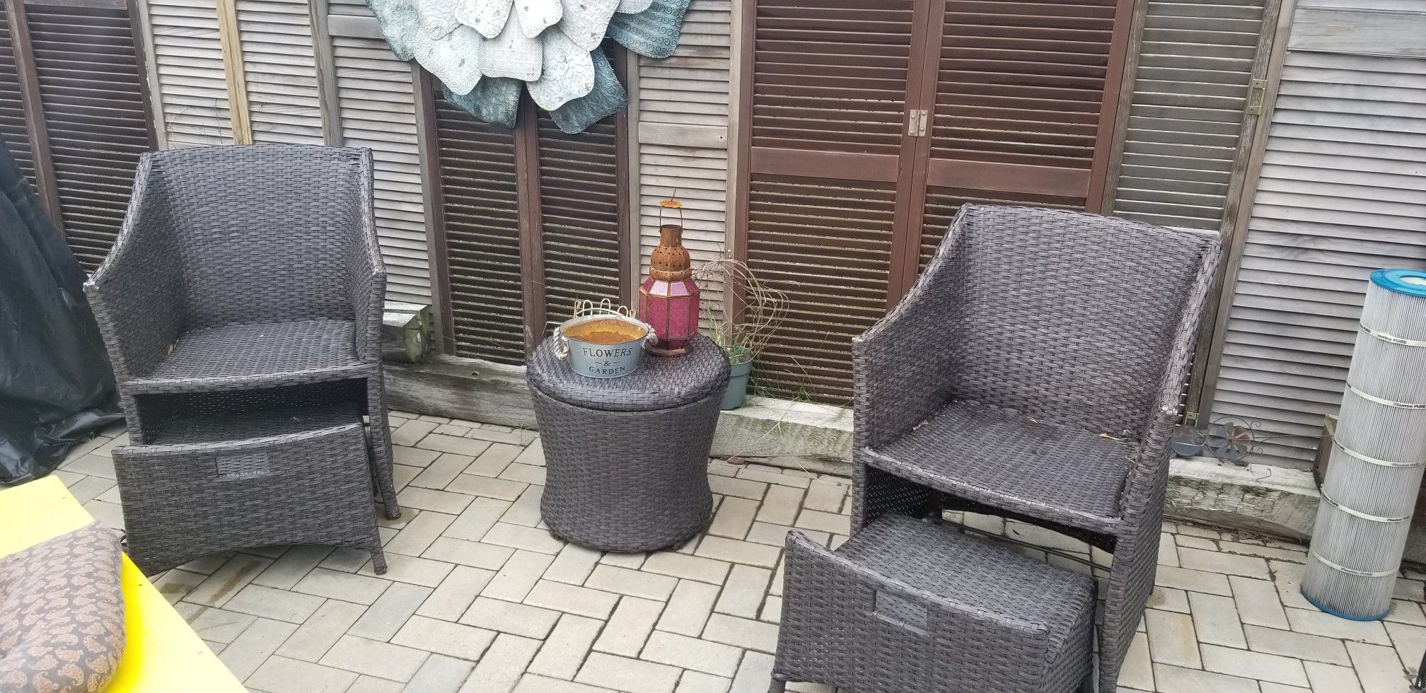 Outdoor wicker 3 piece set..no cushions..legs are fraying but you could glue it back on..
