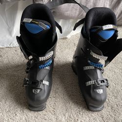 Men’s Size S Salomon Ski Boots