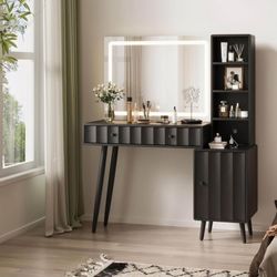 Brand New Luxury Vanity With Lights And Drawers Worth 380