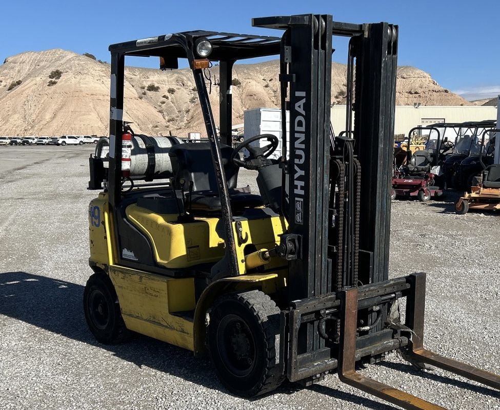 HYUNDAI forklift 5000 Lb pneumatic Tires