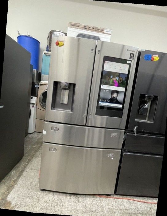 SAMSUNG FAMILY HUB REFRIGERATOR WITH SMART TOUCH SCREEN