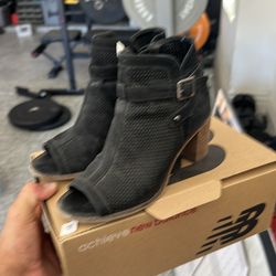 Women’s size 6 Vince camuto