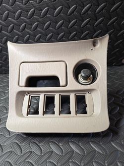 Toyota rav4 center console.       Hablo Español