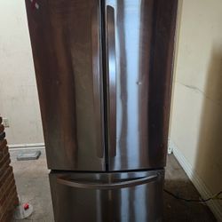 LG STAINLESS STEEL REFRIGERATOR WITH ICE MAKER