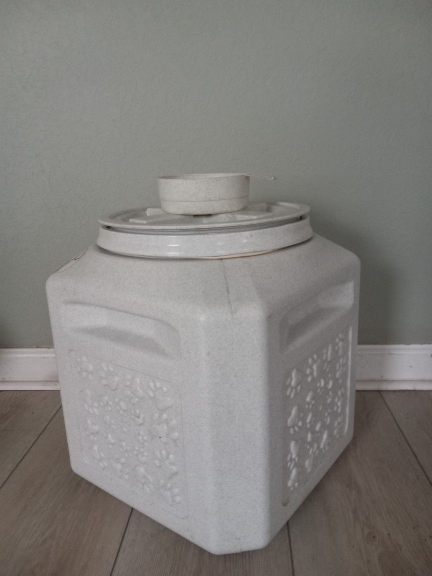 Dog/Cat/Bird Pet Food Storage Vault with Scooper