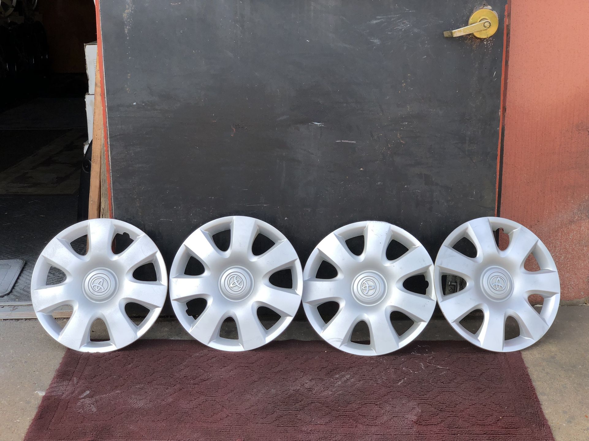 Toyota Used Hubcaps 15 inch Factory Silver Set Of 4