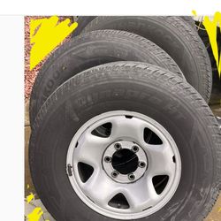 4 rines con todo y llantas  nuevas toyota tacoma