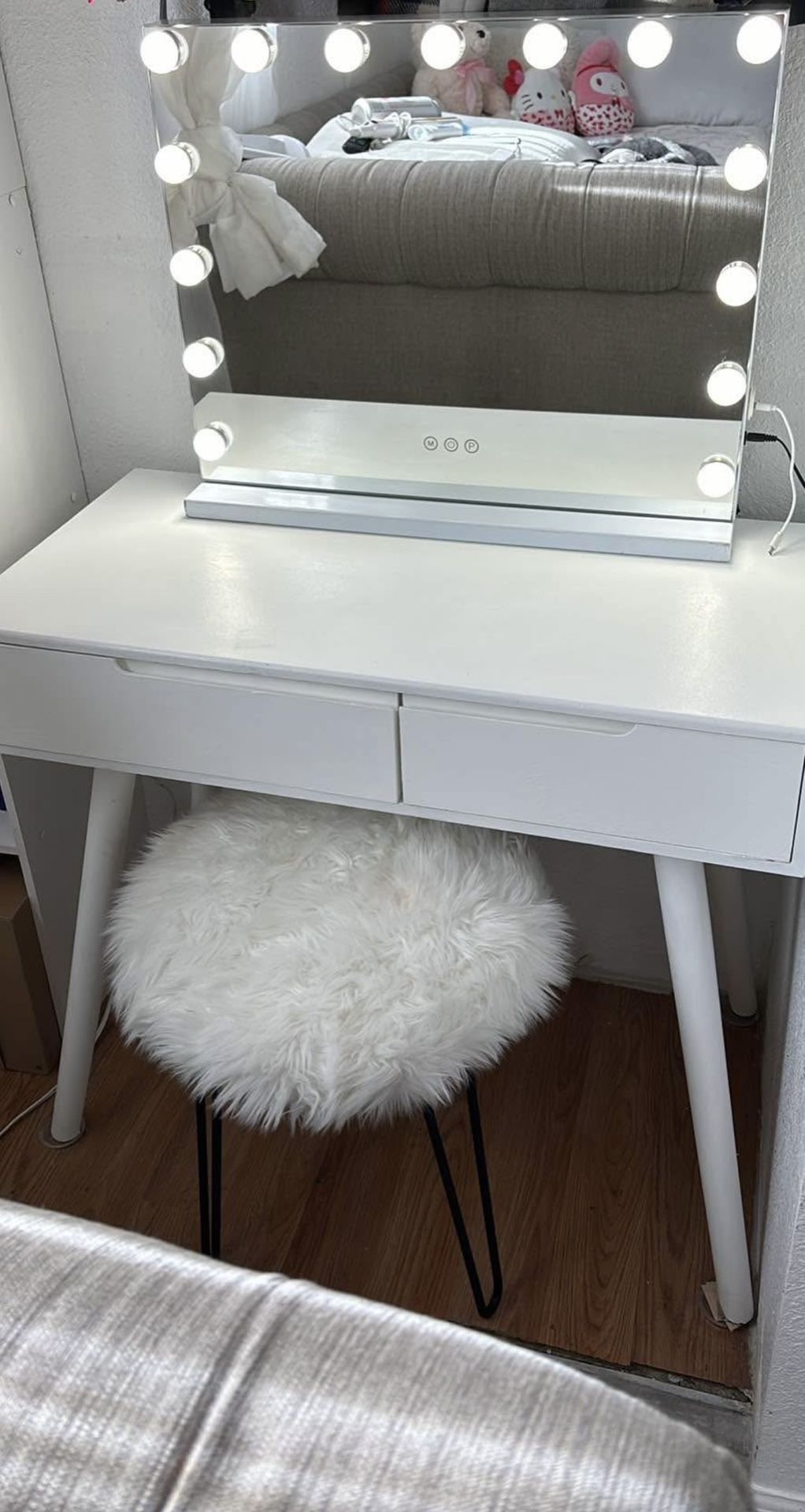 Vanity Desk With Stool