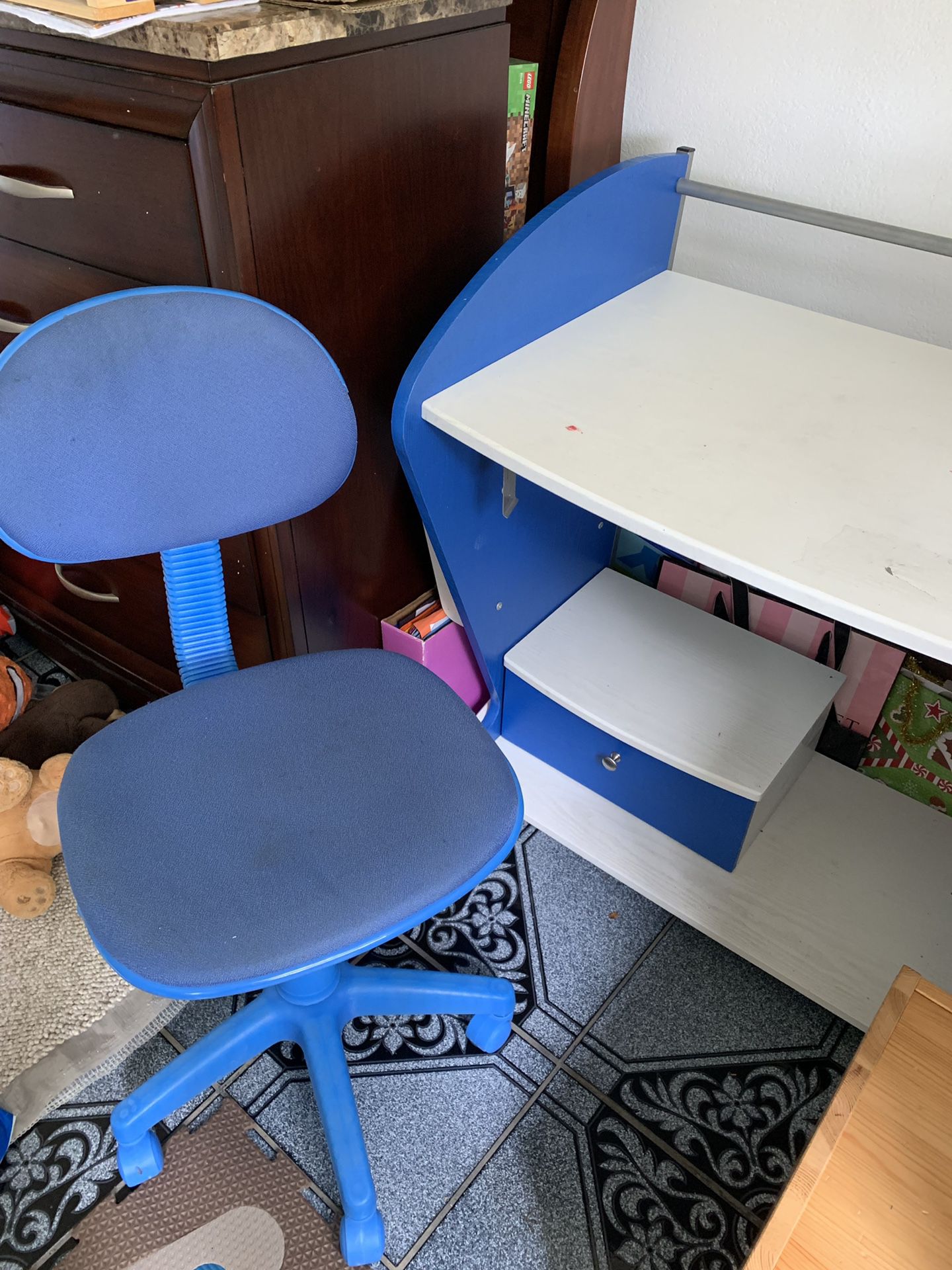 Kids desk and chair