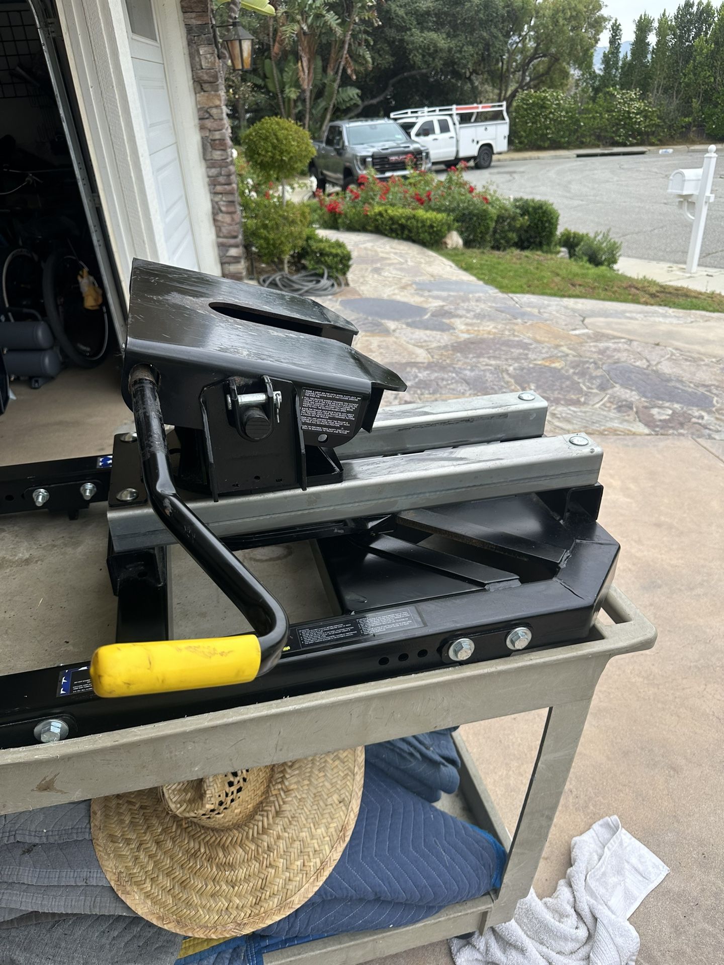 Fifth wheel hitch/trailer hitch