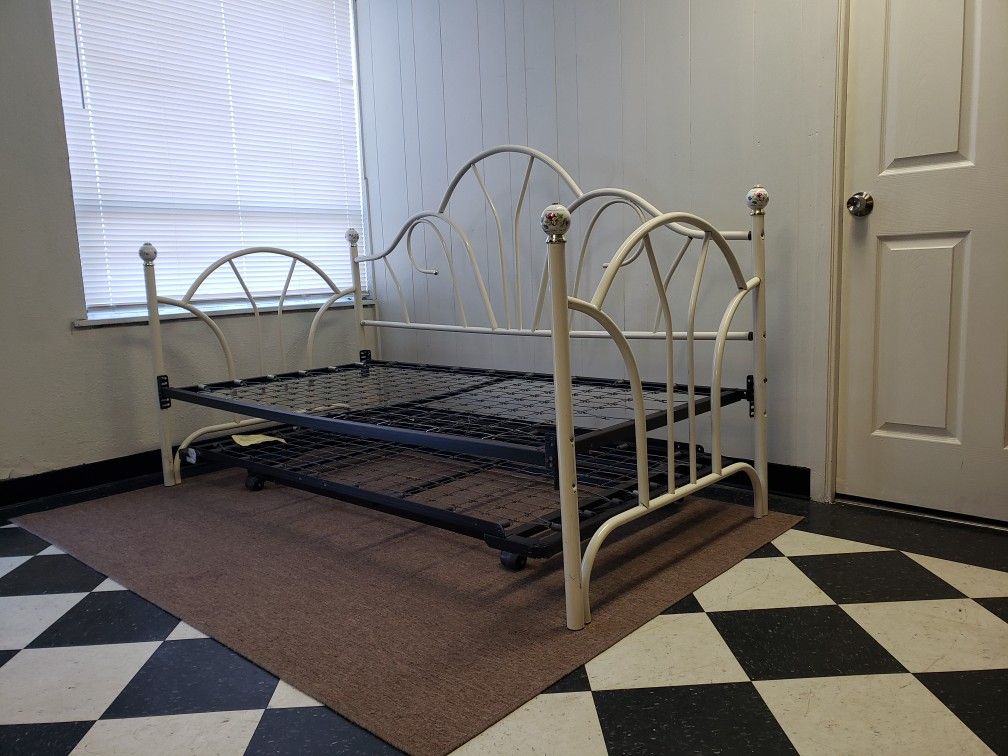 Twin size daybed with trundle - can DELIVER almost anywhere for $20 extra - used and in good condition 🙂