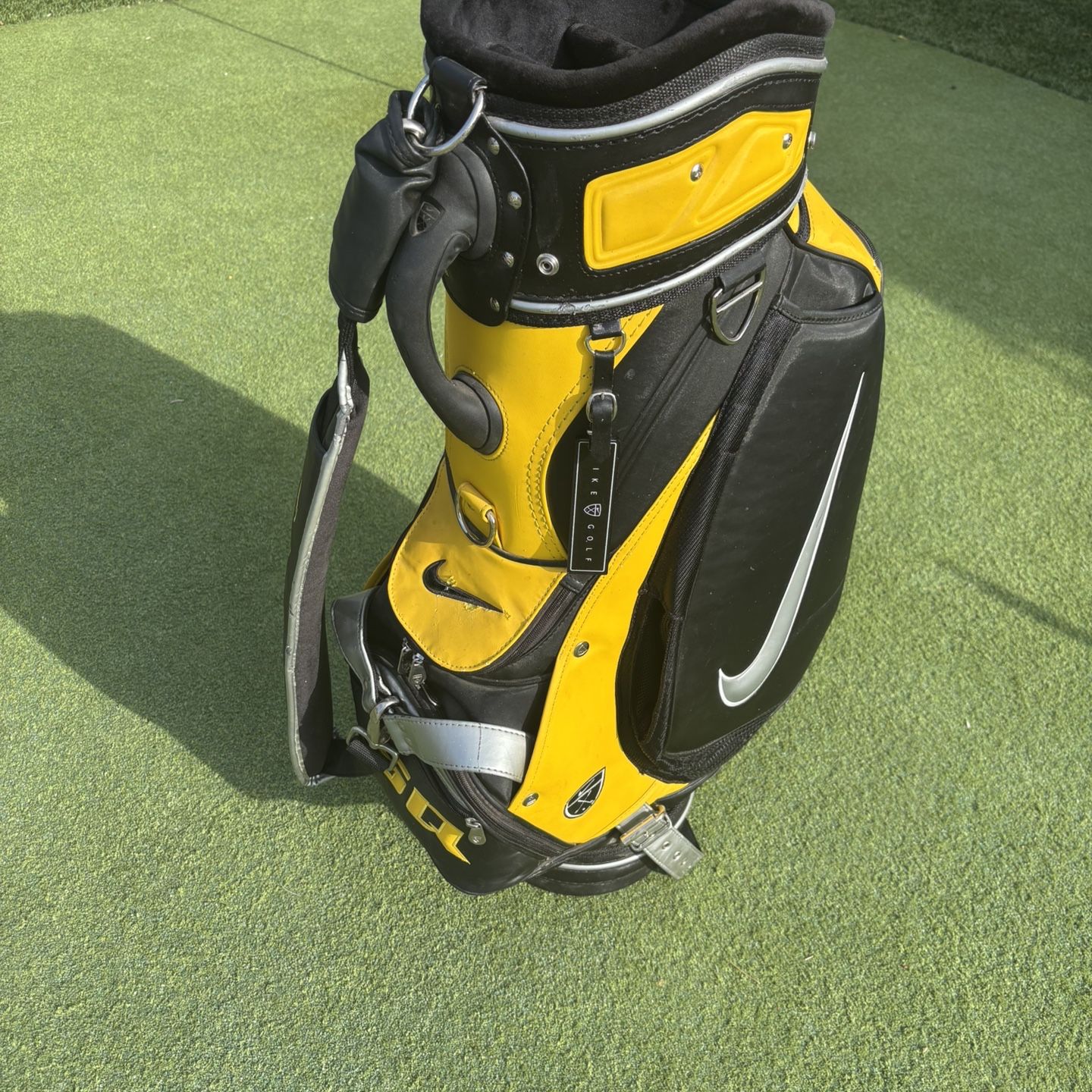 Nike SasQuatch SQ Staff Golf Bag 6 Way Divider Black and Yellow