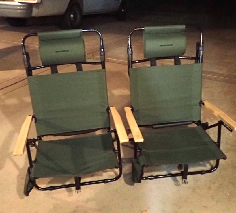 Set of 2 Green Reclining Beach Chairs comes with storage bags