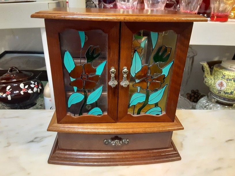 Beautiful Looking VINTAGE Jewelry Box With STAIN GLASS WINDOWS PLUS PLAYS MUSIC