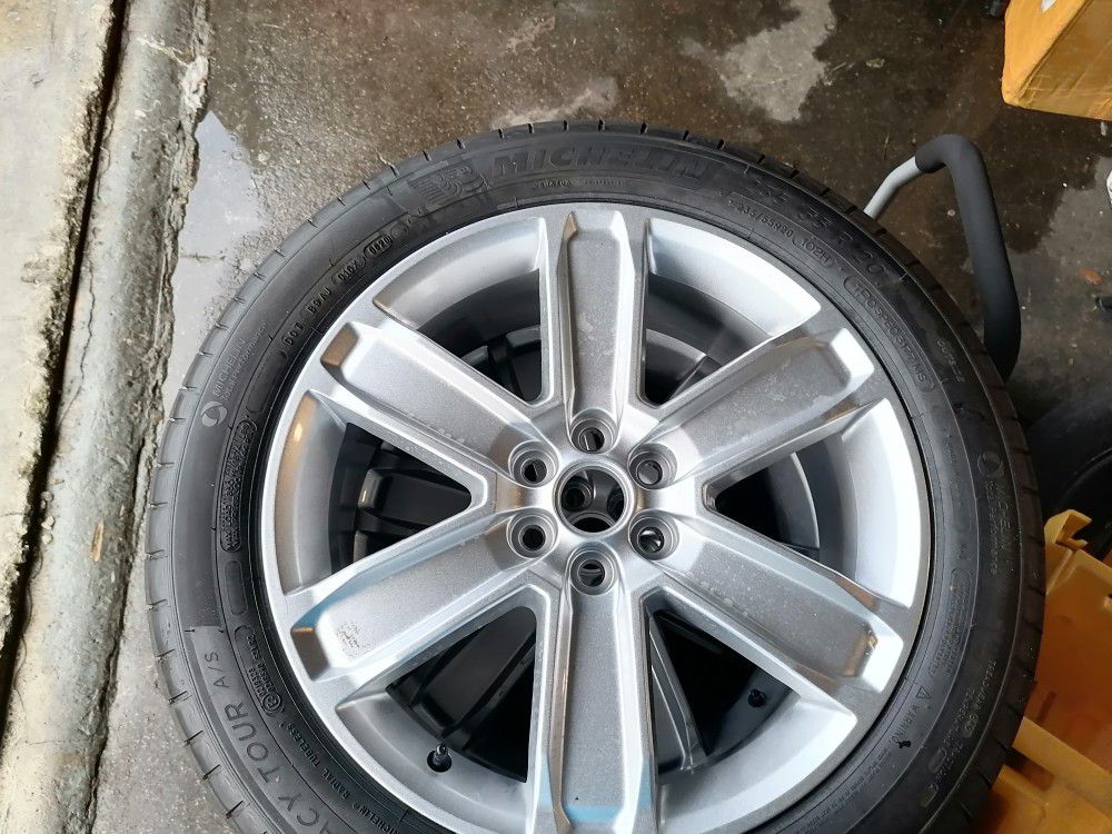 GM BRAND NEW RIMS AND TIRES 235/55R20