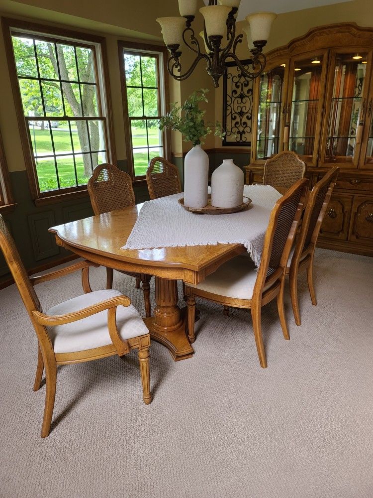 Thomasville Dining Room Set With Hutch And Buffet