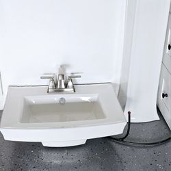 Kohler
Kelston 24" Rectangular Vitreous  Pedestal Bathroom Sink with Overflow and 3 Faucet Holes