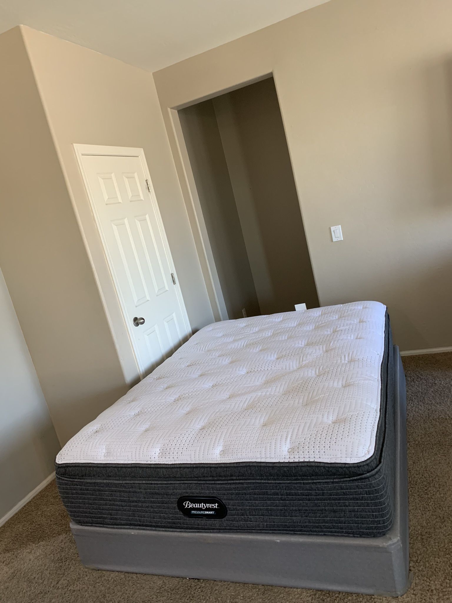 QUEEN BEAUTYREST PRESSURESMART MATTRESS AND FREE BOX SPRING