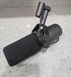 Shure - SM7B Cardioid Dynamic Vocal Microphone podcast, broadcasting for XLR connector