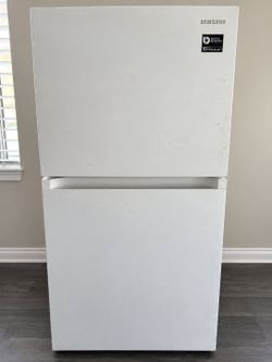 Samsung 18 cu ft Top-Freezer Refrigerator