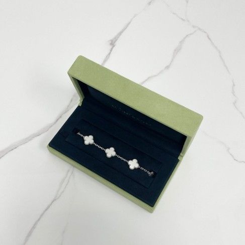 Authentic Van Cleef & Arpels Vintage Alhambra bracelet, 5 motifs
18K white gold, Mother-of-pearl