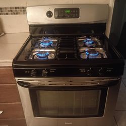 General. Stove  Black And Stainless Steel .Used . Worling