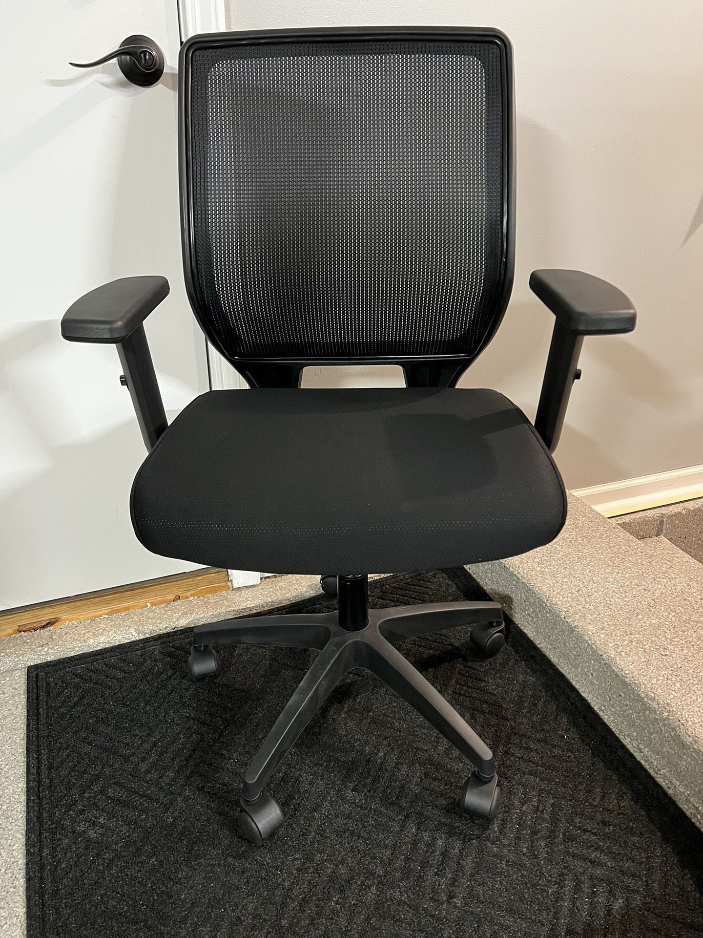 Brand New Black Mesh Back Ergonomic Office Chair w/Height Adjustable Armrests 
