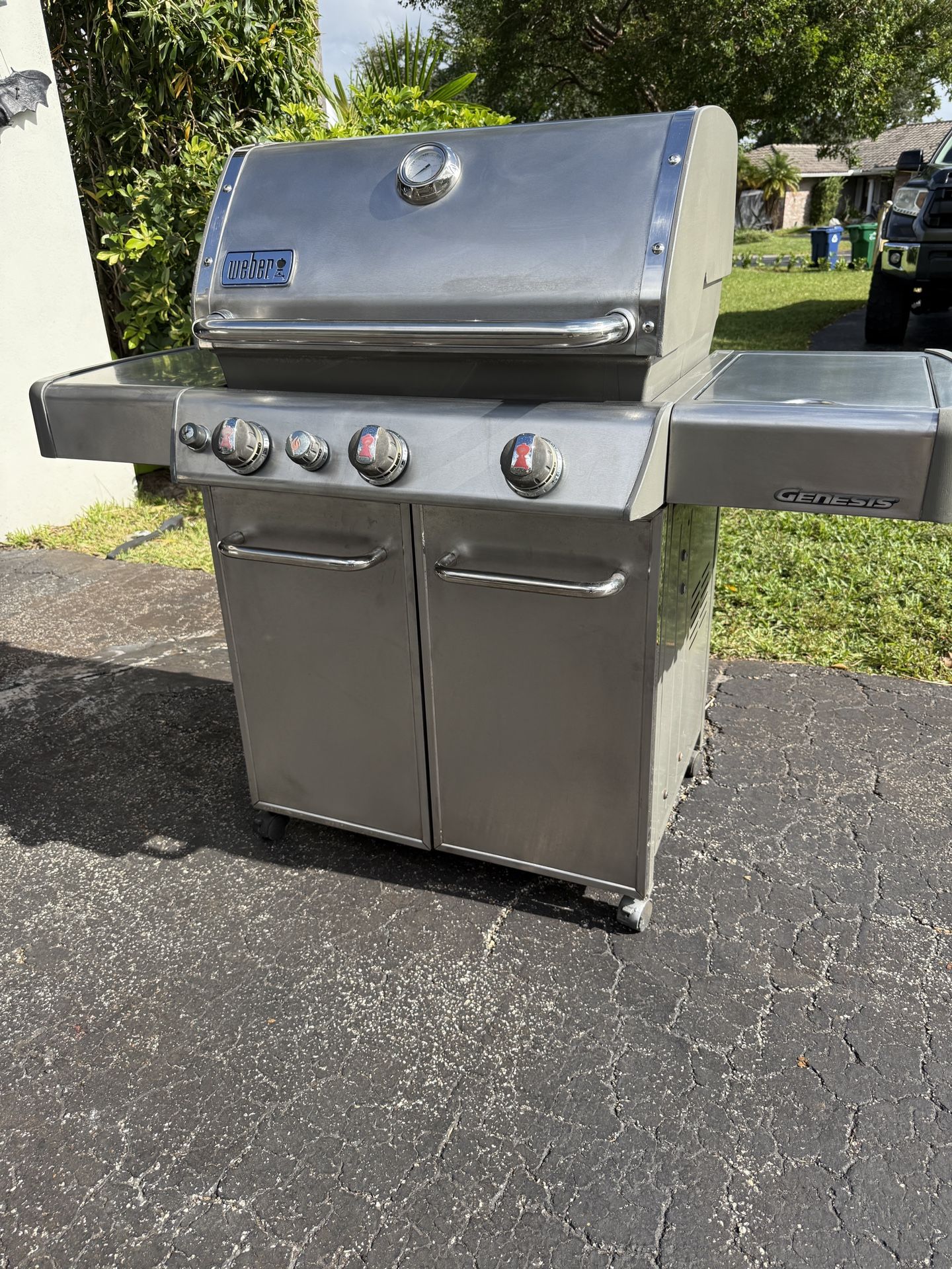 Weber Genesis BBQ Propane Grill 4 burner with Side Grill In Perfect Condition *Includes Propane tank