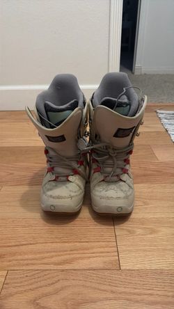 Snowboarding boots
