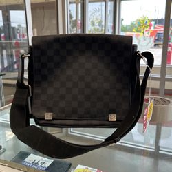 Louis Vuitton Authentic Messenger Bag