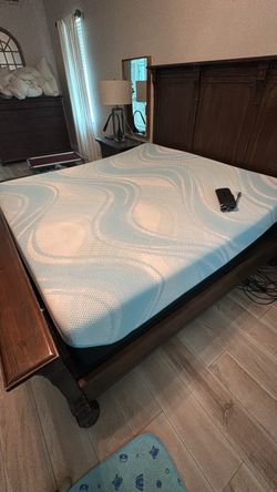 TEMPUR-Pedic LuxeBreeze Firm Mattress – Cooling Memory Foam – Like New