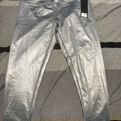 NWT Womens Size Medium Metallic Capris
