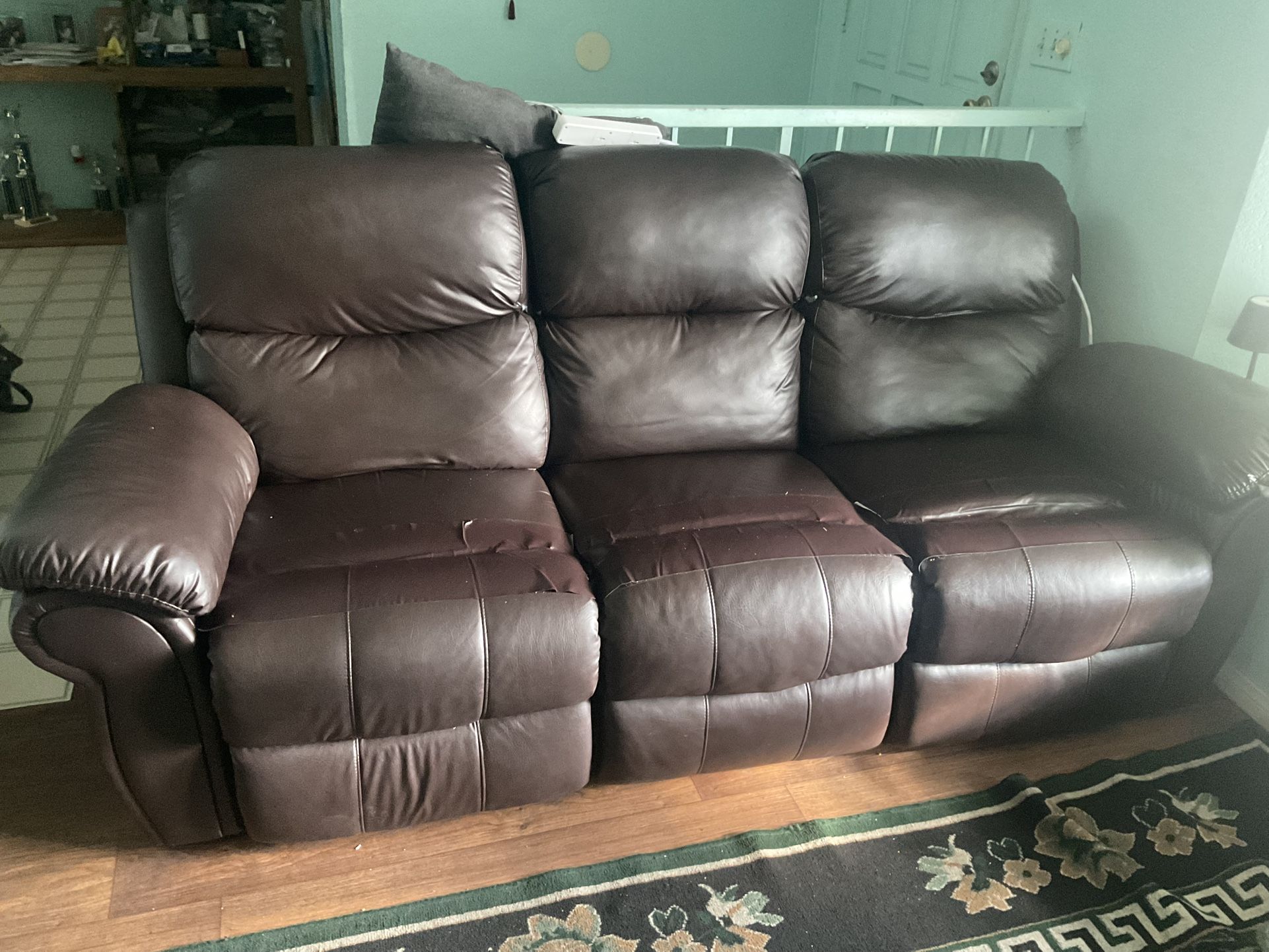 FREE Brown Leather Recliner Sofá