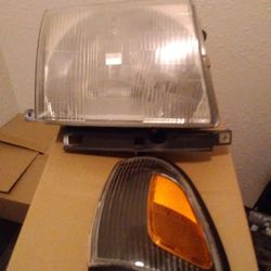Toyota Tacoma.OEM Headlight/taillights. BREMERTON 