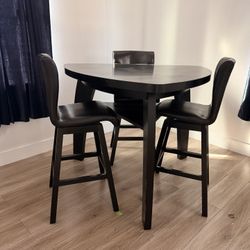 Dining table with 3 Chairs 