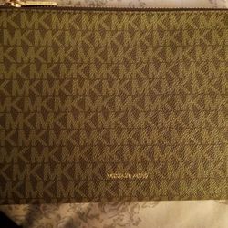 65$ New New Mk Wristlet Olive Signature Logo 