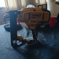 clavadora Dewalt 20V MAX XR Brushless de 18 GA (c
