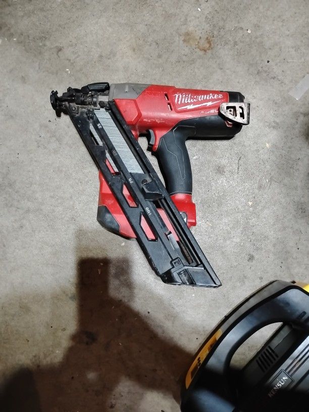Milwaukee 15 Finish Nailer