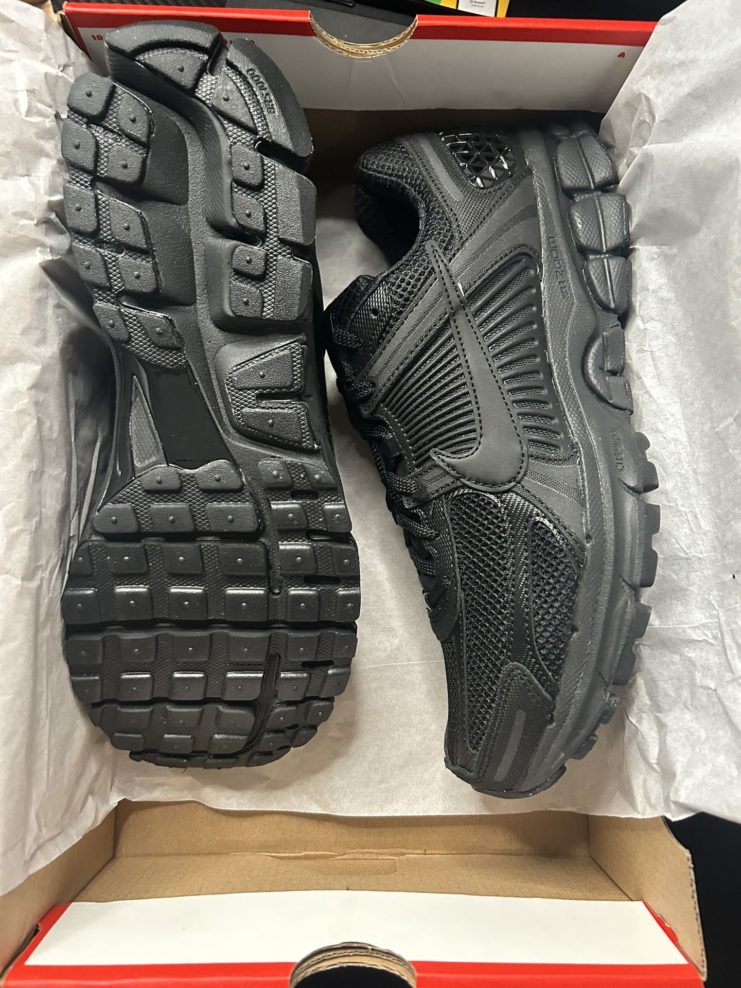 Nike Zoom Vomero 5 Triple Black Size 11 New