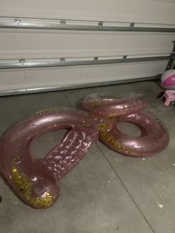 2 Médium Size Floaties And A Large Relax Cup holder Floaty